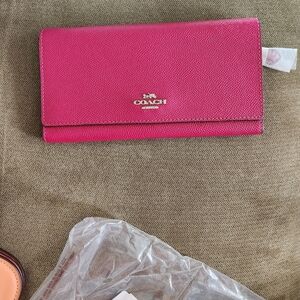 Crossgrain Brand New Coach Women’s Trifold Wallet dark Fuchsia F79868.